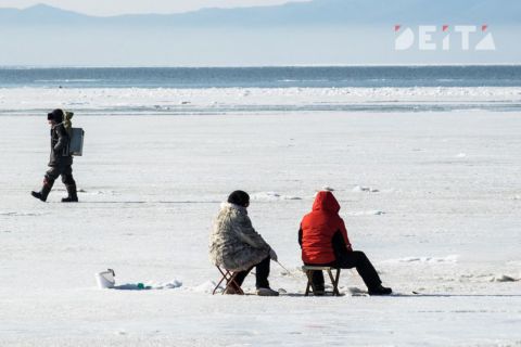Полсотни рыбаков унесло на льдине в открытое море на Сахалине