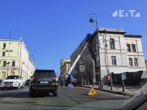 Мощная пробка: центр Владивостока обездвижен из-за сужения дороги