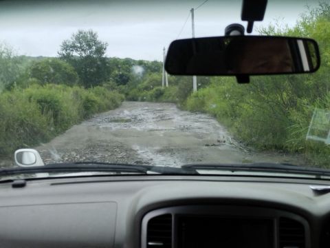 В посёлок, где нет дорог даже в центре, приглашают приморцы губернатора