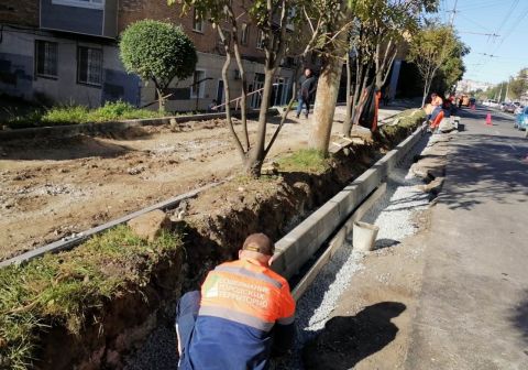 Рабочие продолжают благоустройство тротуаров во Владивостоке