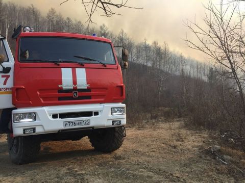 Пожар на низководном мосту парализовал движение во Владивостоке