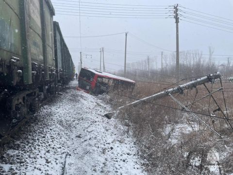 Маршрутный автобус столкнулся с грузовым поездом в Хабаровске - есть пострадавшие