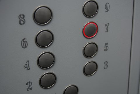 Сосед побил девушку из-за вызова лифта во Владивостоке