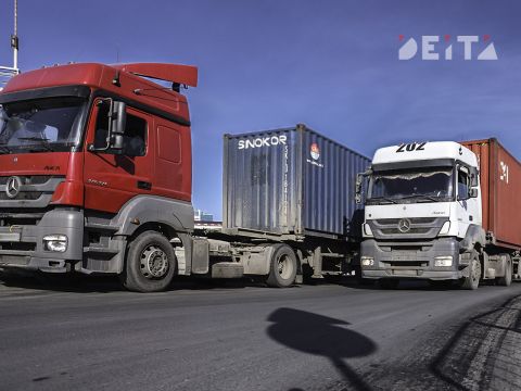 Массовое ДТП с грузовиком, внедорожником и курьером на мопеде произошло во Владивостоке