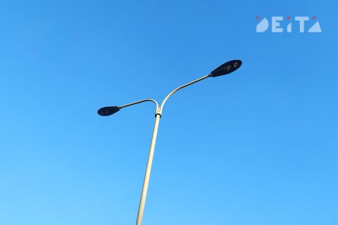 Фонарный столб может рухнуть вместе с грунтом и частью парковки в двор жилого комплекса во Владивостоке