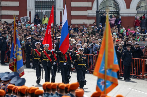 Во Владивостоке заменили флаги к Дню Победы 