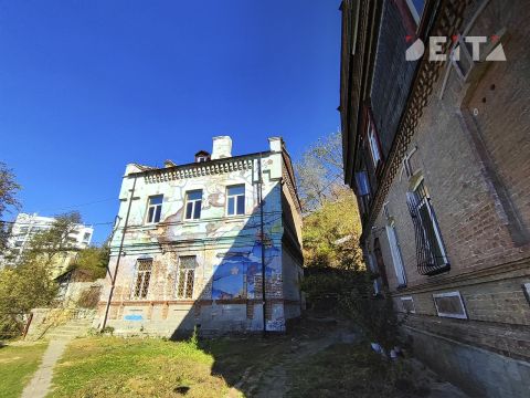 Подпорная конструкция повредила двор объекта культурного наследия во Владивостоке