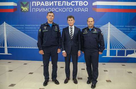 Олег Кожемяко наградил отважных летчиков