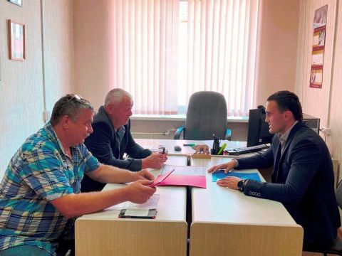 Личный прием граждан провел депутат Приморья Александр Захаров
