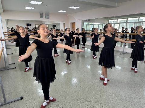 Детский ансамбль «Плясунья» во Владивостоке исполняет танцы народов мира