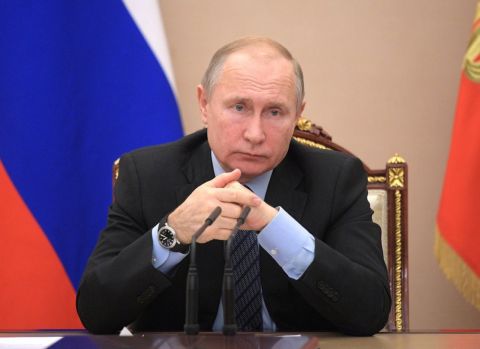 Путин утвердил кредитные каникулы для всех участников СВО