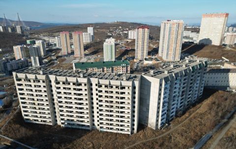 Тепленький или холодненький: Во Владивостоке выбирают цвет «полицейского долгостроя»