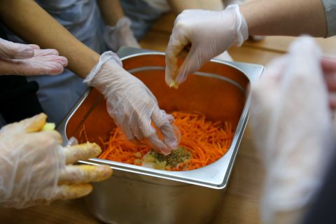 Школьников Владивостока учат готовить корейские блюда