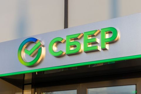 Девальвацию рубля на 30% предрекли в Сбербанке: названы сроки