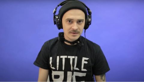 Лидер Little Big Прусикин проехался на скейте в виде креста в Рождество