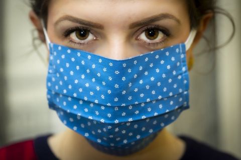 Заболеваемость коронавирусом снизилась в России сразу на 40%