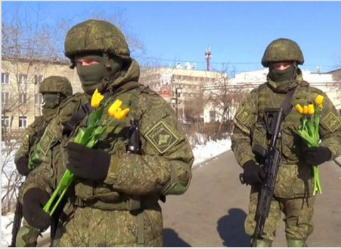 Спецназовцы с автоматами искали женщин на улицах города