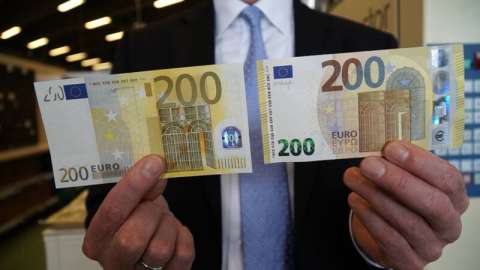 Курс евро упал рекордно за два года