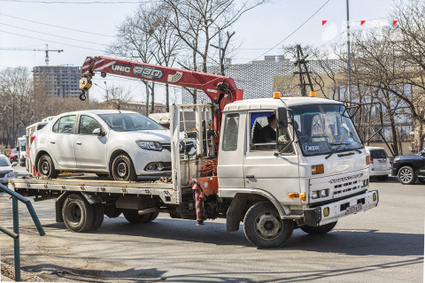 Эвакуатор уронил машину во Владивостоке