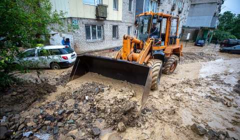 Во Владивостоке занимаются уборкой сошедшего грунта