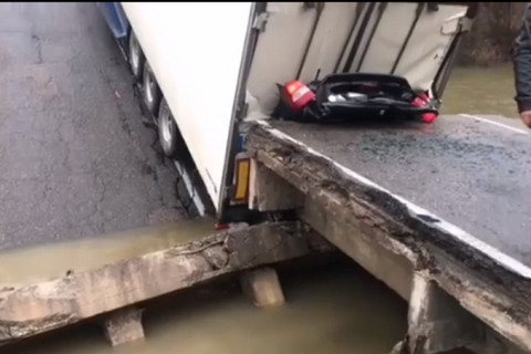 Водителю фуры за смерть семьи на рухнувшем мосту дали 4 года