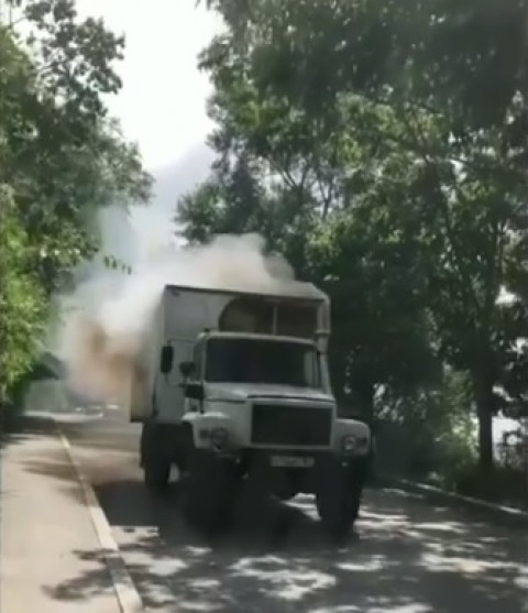 Грузовик загорелся средь бела дня во Владивостоке