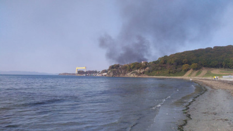 Пожар охватил рыбзавод и склады в Приморье