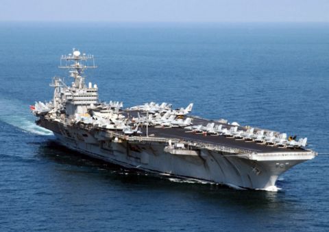 Американский атомный авианосец готовится к выходу в Японское море