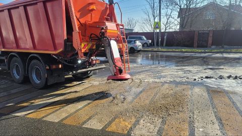 Течи на улицах устраняют во Владивостоке