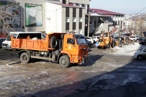 Работы по уборке снега продолжаются во Владивостоке