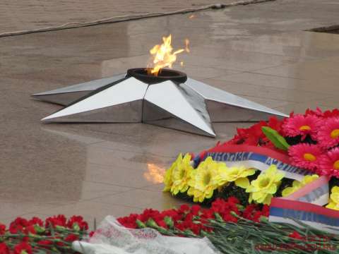 Председатель Законодательного Собрания Александр Ролик поздравляет с Днем Победы
