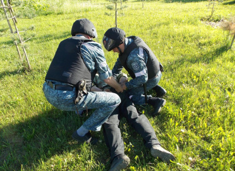 Полицейские пытали мужчину электрошокером за имущество РЖД