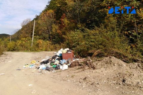 Мусор не могут вывезти с популярного пляжа в Приморье даже после завершения туристического сезона