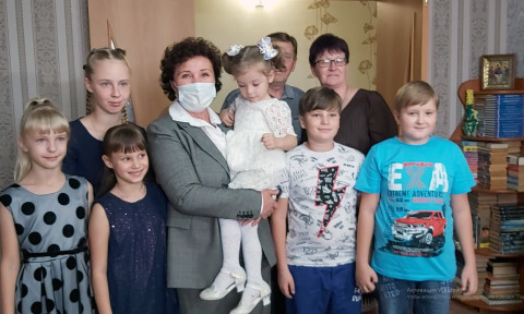 Виктория Николаева подарила многодетной семье из Партизанского района ноутбук