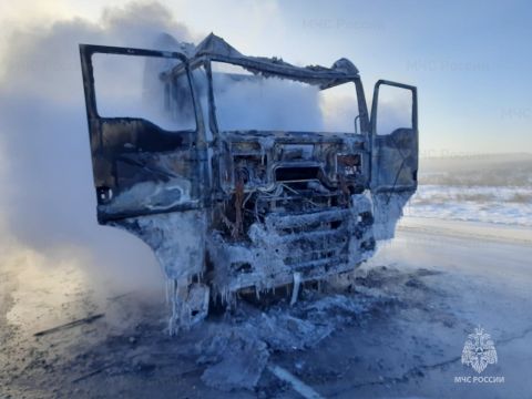 Грузовик дальнобойщиков из Приморья сгорел на трассе в Сибири