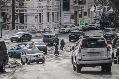 Пробки 8 баллов - Владивосток по-прежнему тонет в сугробах