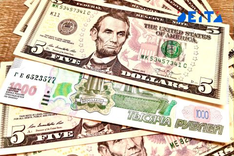 Россияне избавляются от наличных долларов и евро