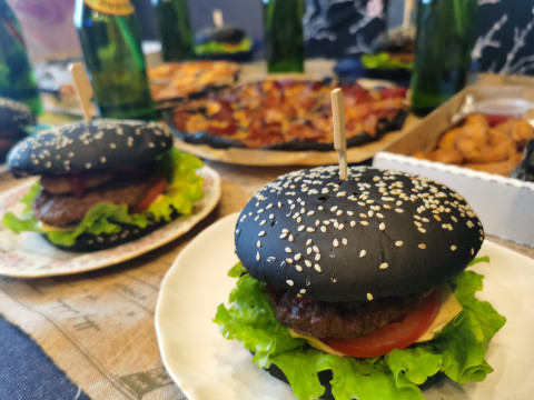 Хабаровчанам за ответственность и дисциплину разрешили ходить в бары по ночам