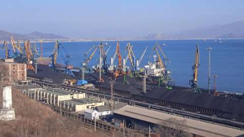 Грузовик с углем полыхает в центре Находки 