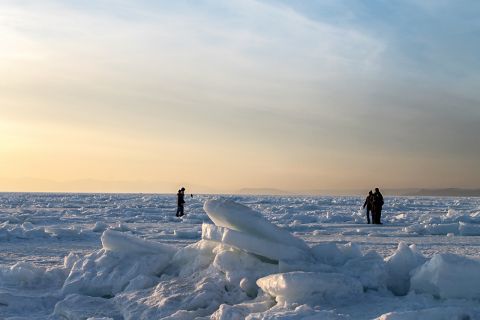 Прогулки по льду запретили во Владивостоке