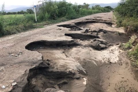 Многодетная семья выживает в Артёме в плену грузовиков, промзоны и убитой дороги