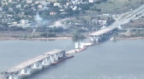 Только не под Харьков: солдат ВСУ переплыл Днепр на плоту из бутылок и сдался