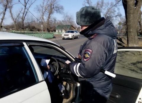 Вот что точно не стоит делать при встрече с инспектором ГИБДД