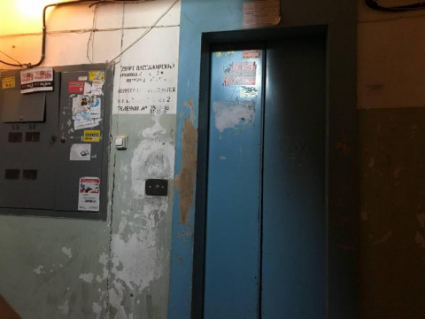 Лифт с людьми упал до первого этажа во Владивостоке