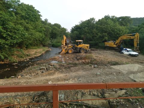 Русла рек продолжают расчищать во Владивостоке