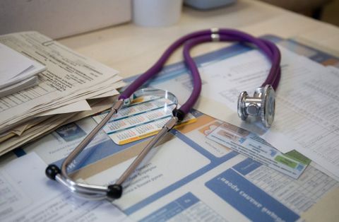 Находиться с родственниками в больницах придётся по новым правилам