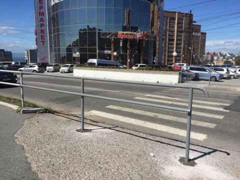 «Они издеваются»: пешеходный переход закрыли во Владивостоке