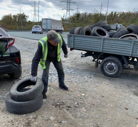 Старые автомобильные шины продолжают вывозить с улиц Владивостока