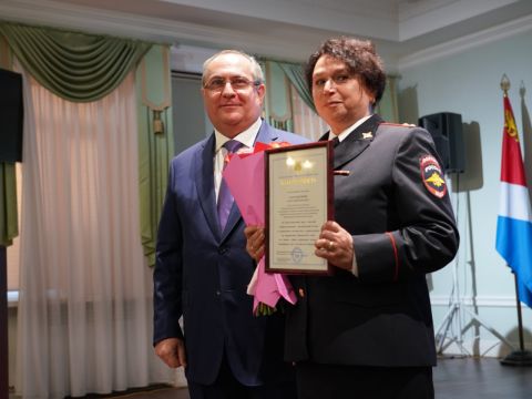 Приморские депутаты поздравили сотрудников полиции 