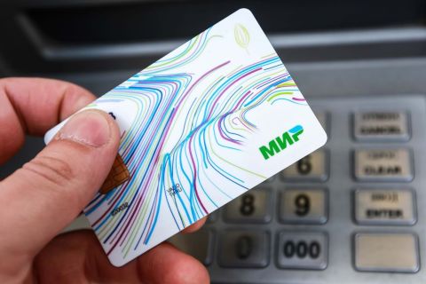 Карты «Мир» будут работать даже после истечения срока действия
